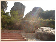 Grotte de Ananda à Rajgir - Pèlerinage Bouddhisme Inde Népal Amitabha Terre Pure Grotte de Ananda à Rajgir - Pèlerinage Bouddhisme Inde Népal Amitabha Terre Pure
